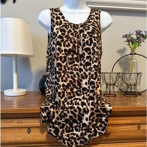 Gorgeous leopard print sleeveless shirt